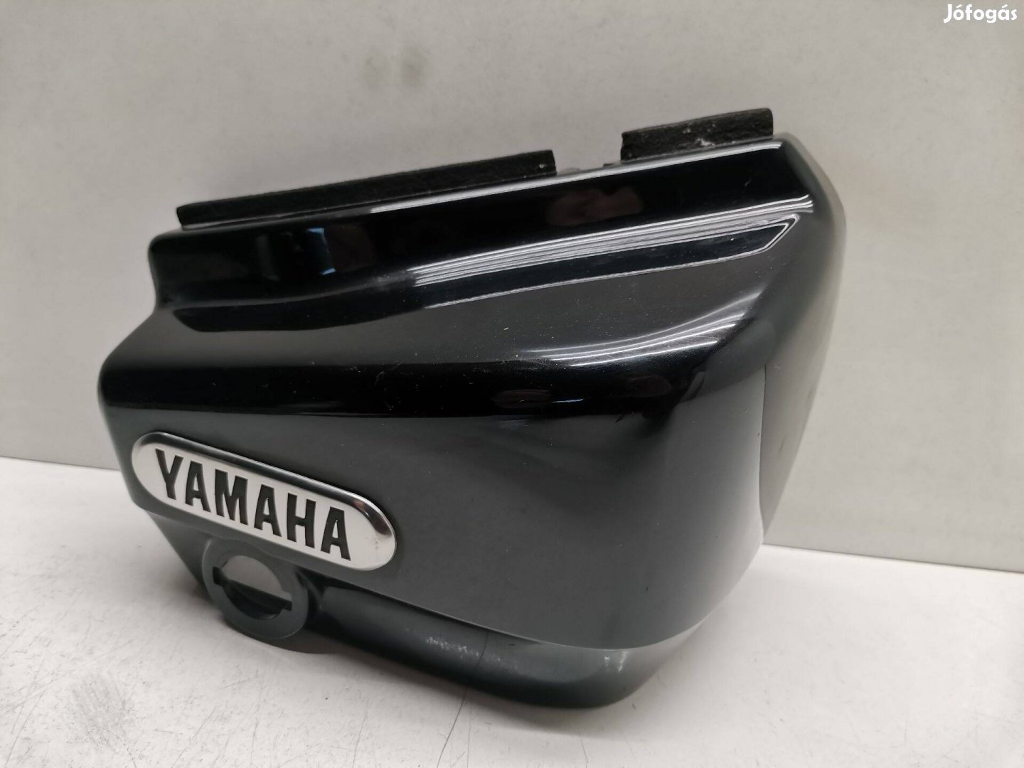 Yamaha Xvs 250 Dragstar (2002) ülés alatti idom (jobb)