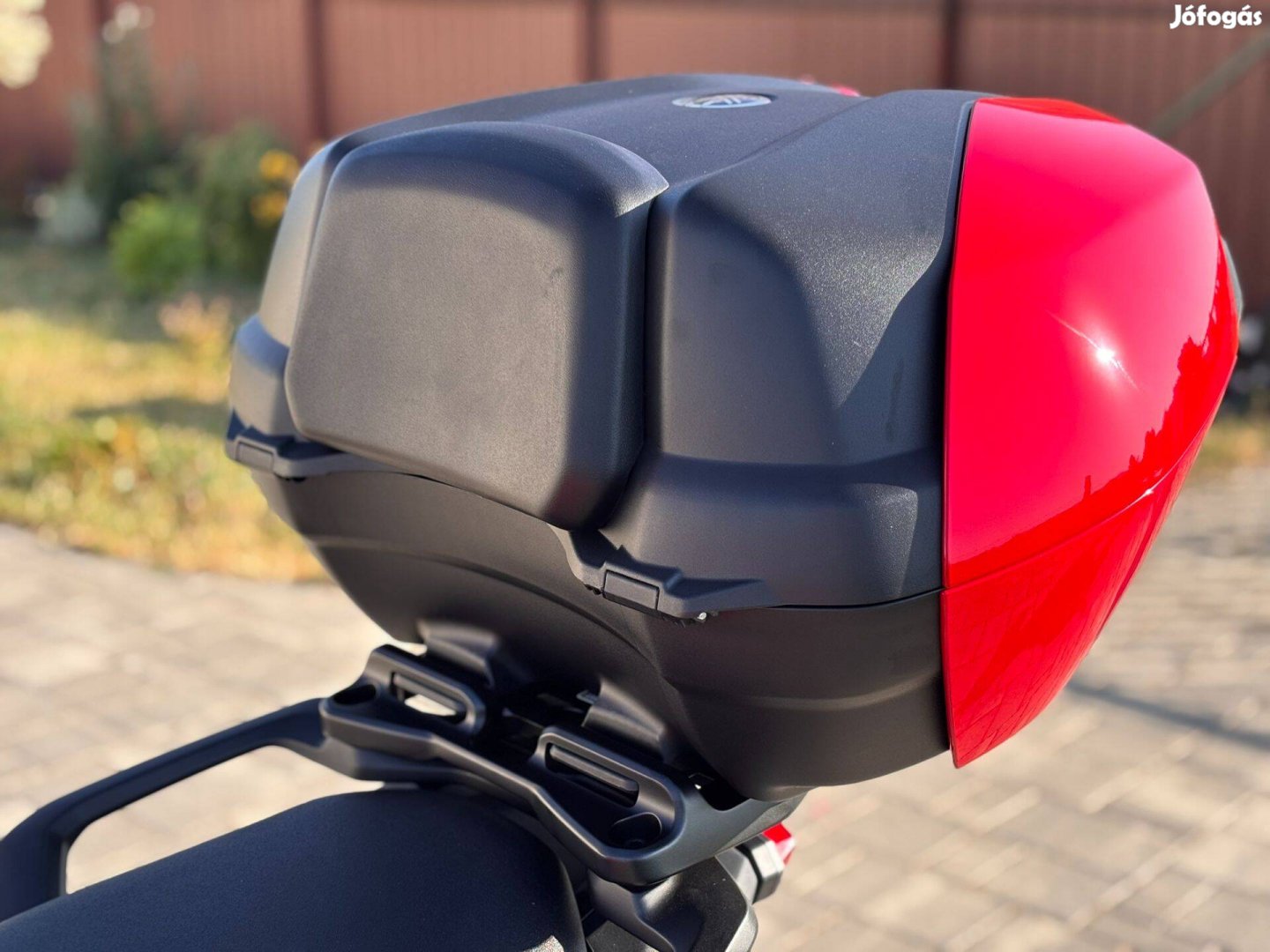 Yamaha gyári piros hátsó doboz 45 literes eladó