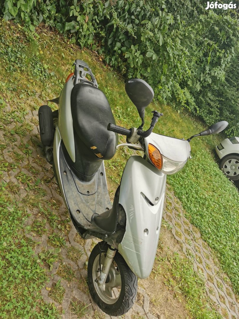 Yamaha yog 2t, 50 ccm robogó, esztétikai hibákkal +tartozékai 