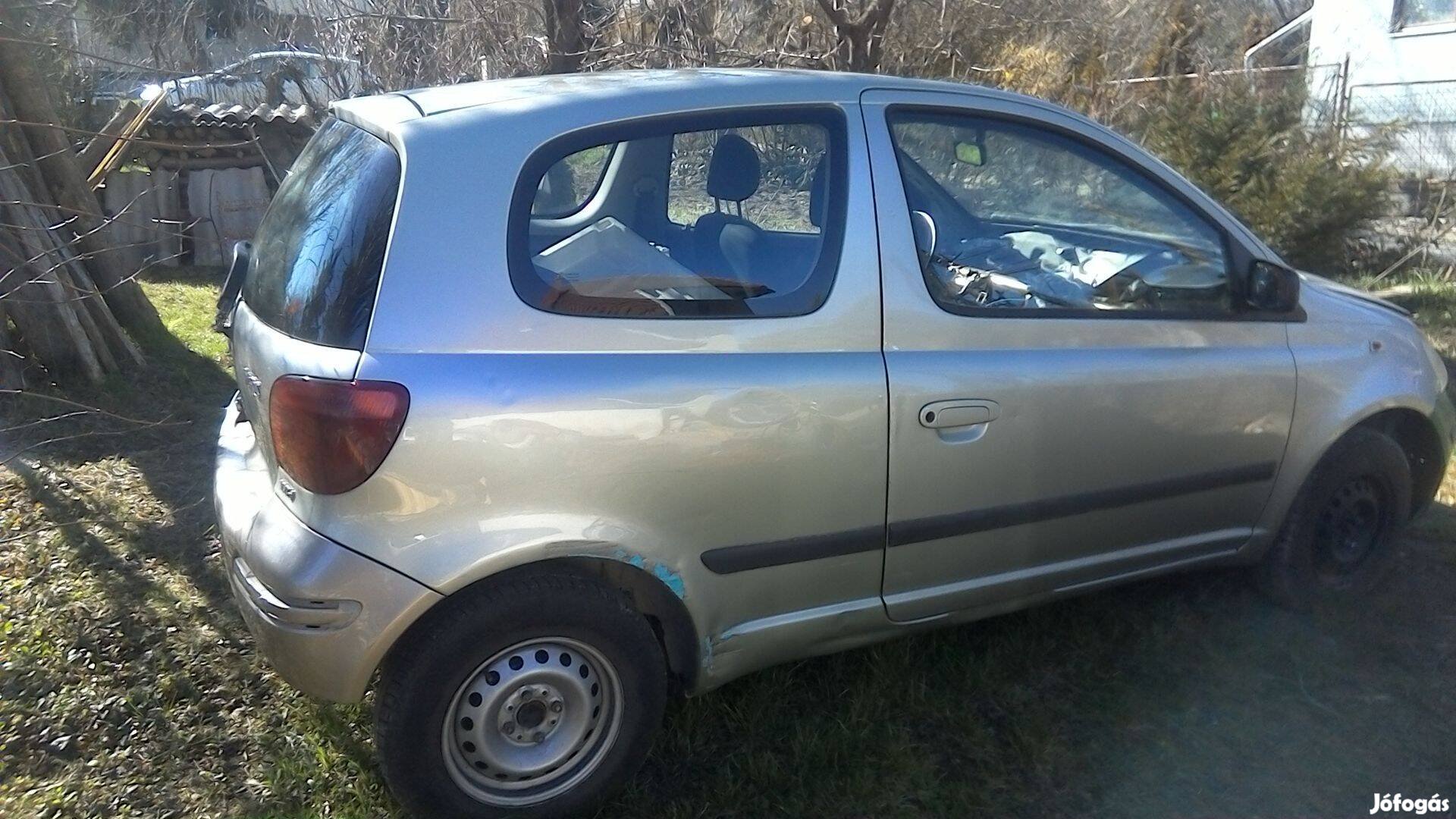 Yaris 1,0 2001 rozsdamentes karosszéria kertemben vágható