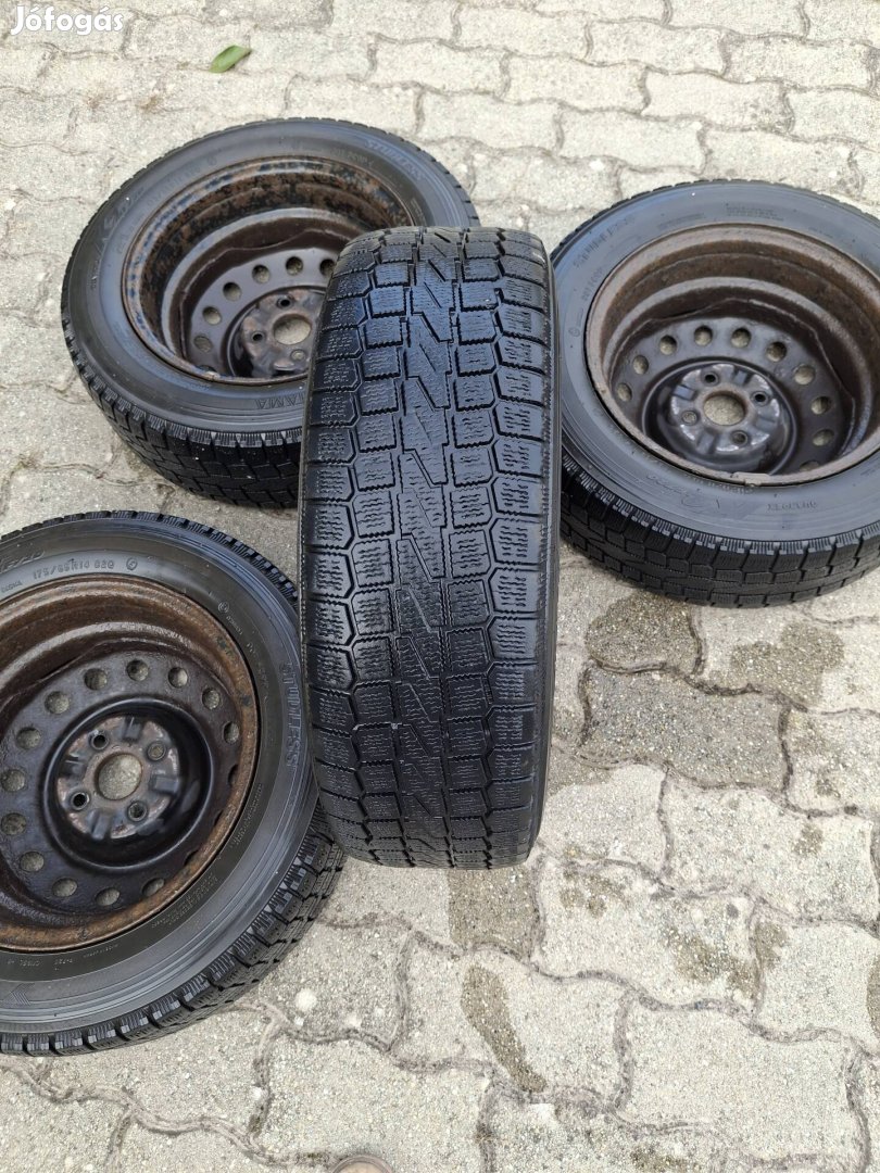 Yaris használt lemezfelnis kerék garnitúra nyári gumival 