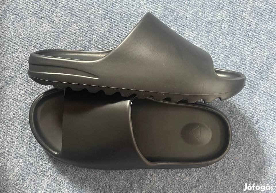 Yeezy slide papucs