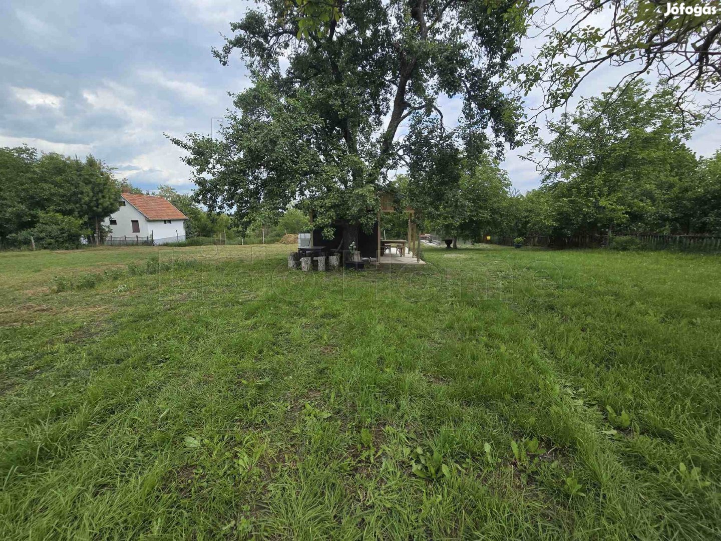 ZÁRTKERTI INGATLAN CSENDES, NYUGODT KÖRNYEZETBEN
