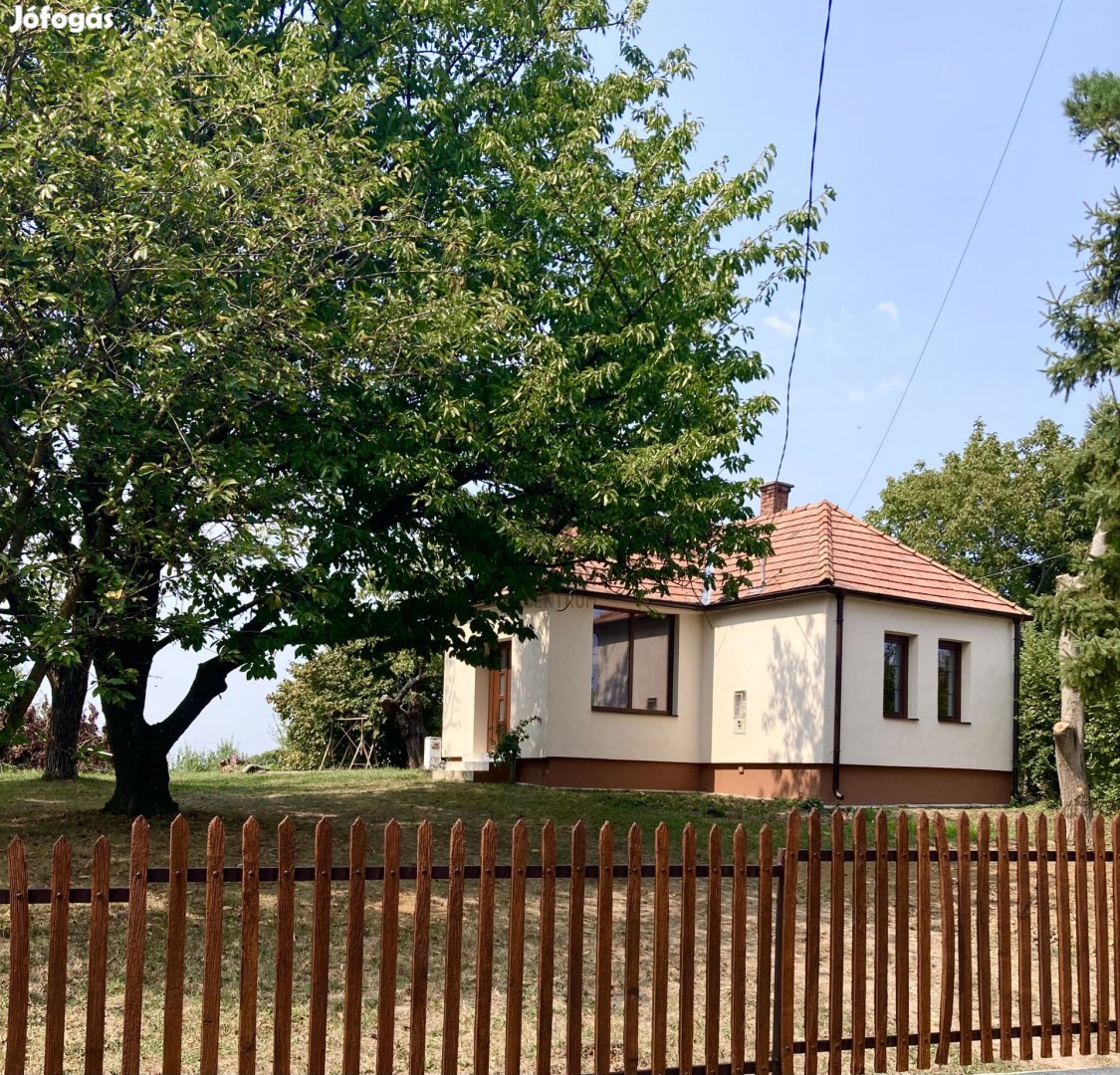 Zalaegerszeg-Egerszeghegyen, teljesen felújított házikó eladó!