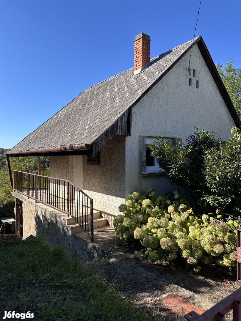 Zalaegerszeg, Jánkahegy panorámás, két szintes tégla házikó,