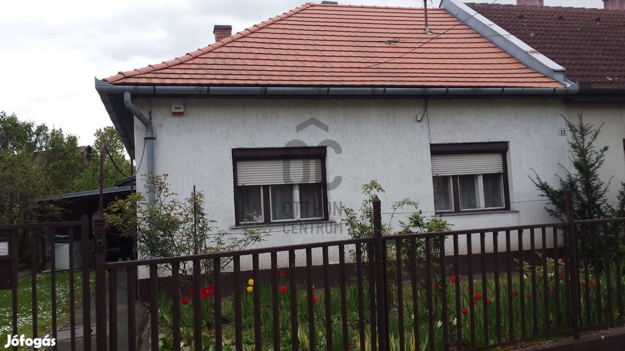 Zalaegerszeg kertvárosi részében, 2 szobás családi ház