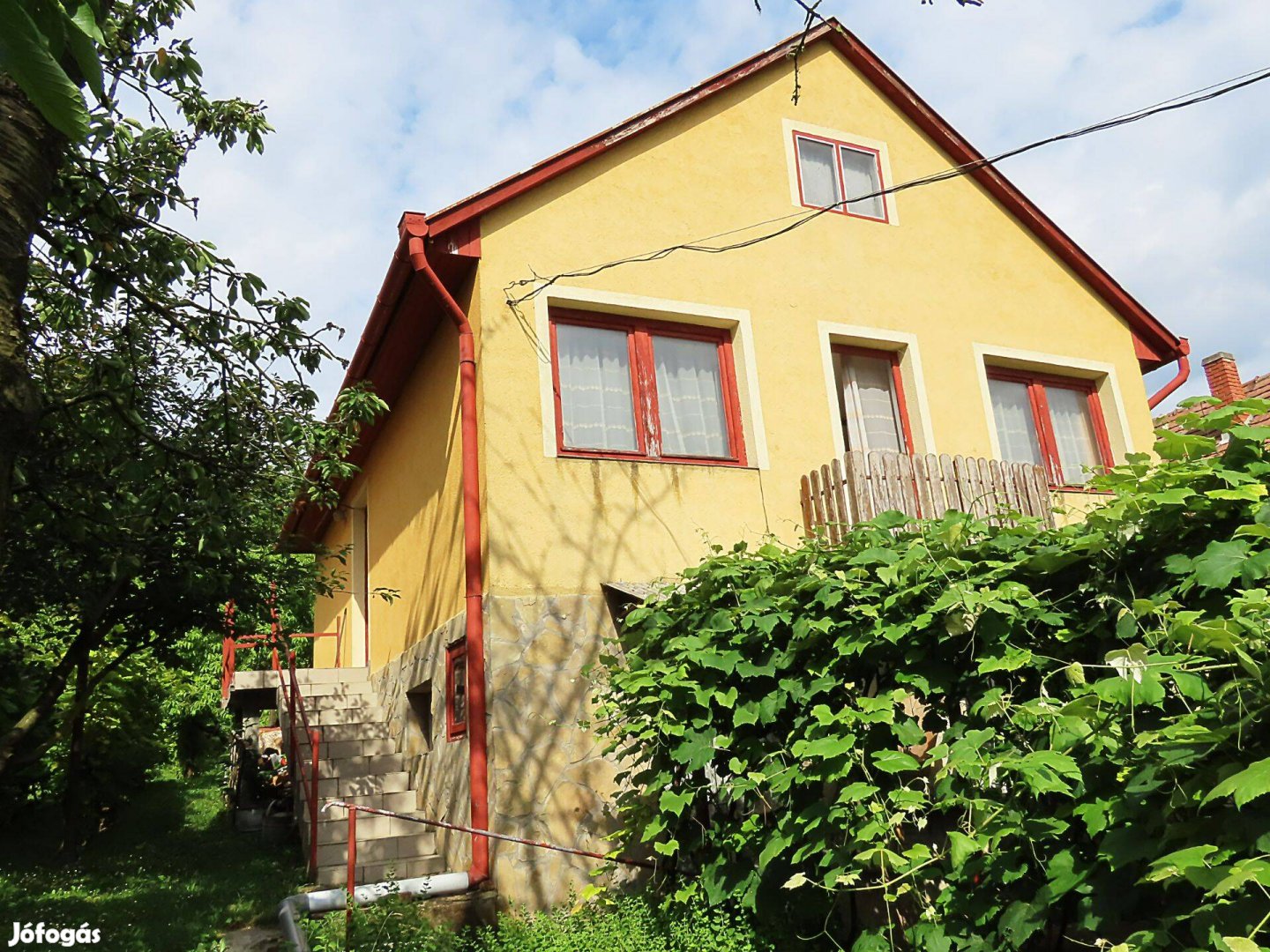 Zalaegerszegen 2 szintes lakóház panorámás telekkel eladó