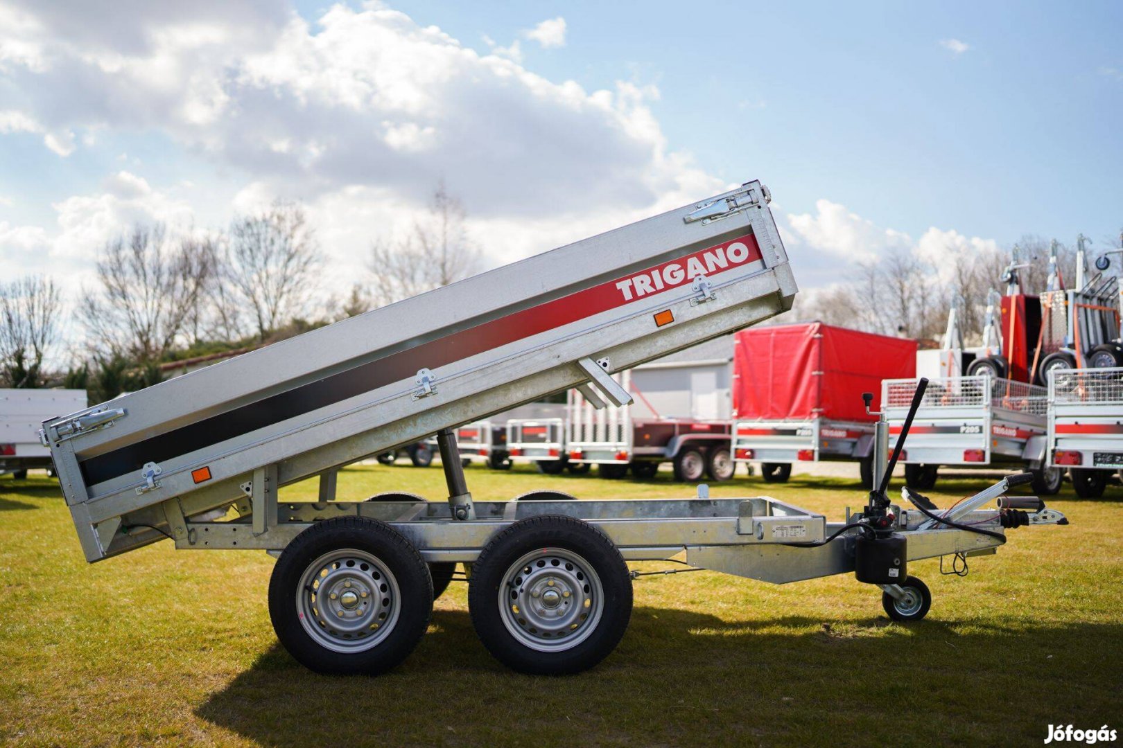 Zalaegerszegen Új Trigano 39600 (2500 kg) erősített billenős utánfutó