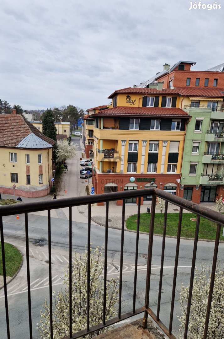 Zalaegerszegen a belvárosban 3 szobás, erkélyes lakás