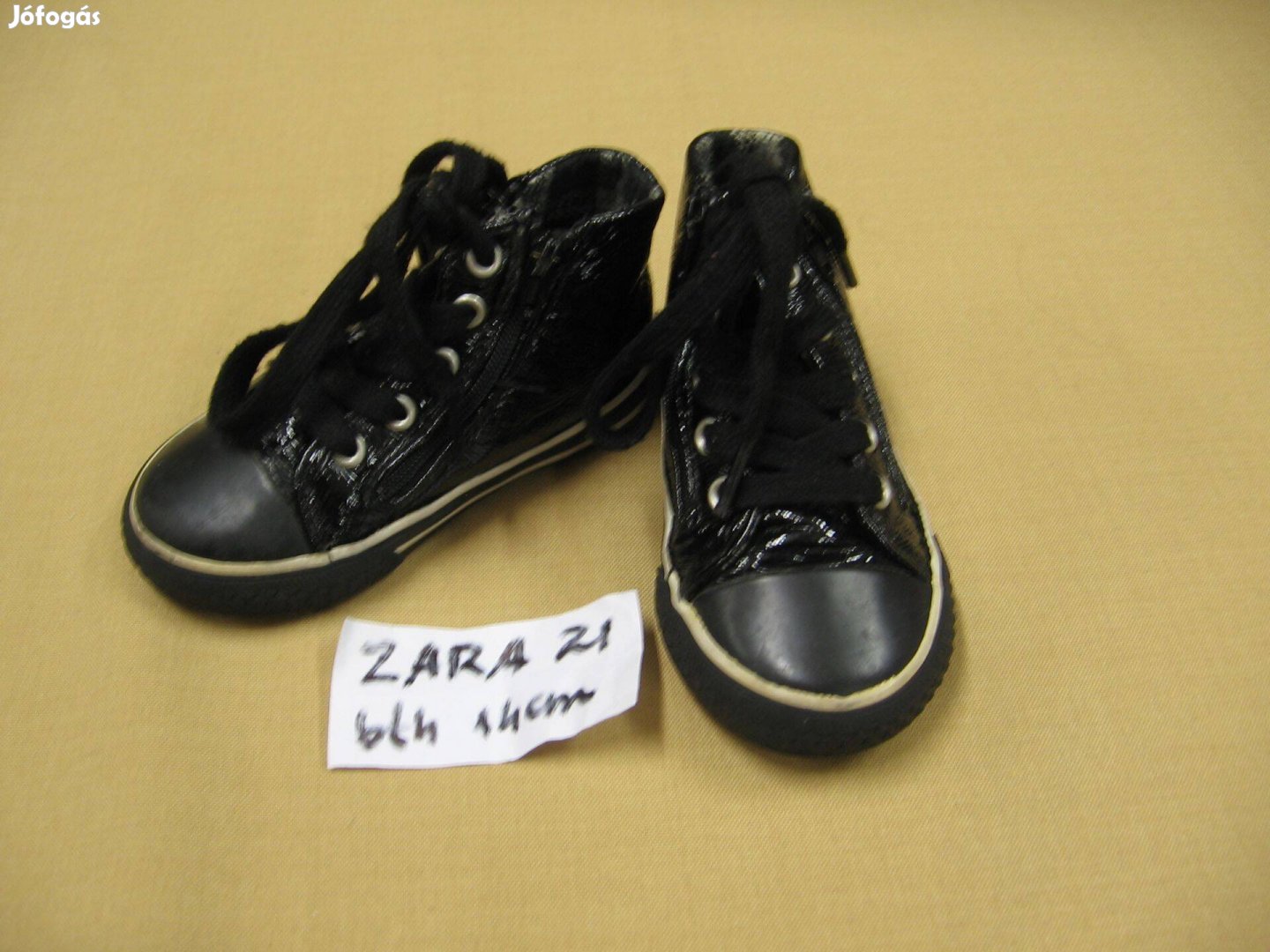 Zara 21-es kisfiú magas szárú, fűzős cipő eladó (bth 14 cm)