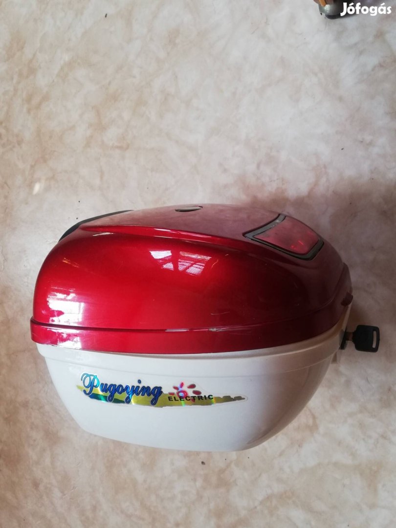 Zárható csomagtartó doboz, kerékpárra, robogóra