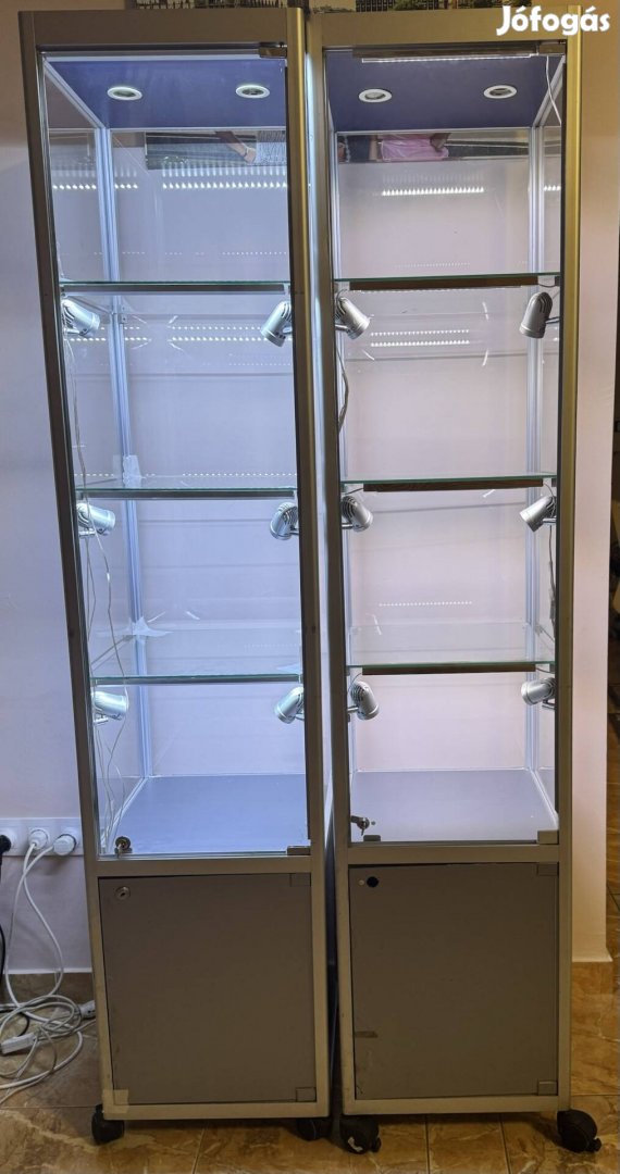 Zárható üveg  vitrin led világítással