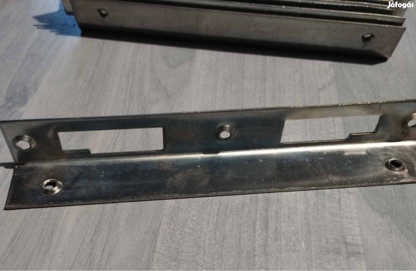 Zárólemez normál ajtózárakhoz hajlított 90mm