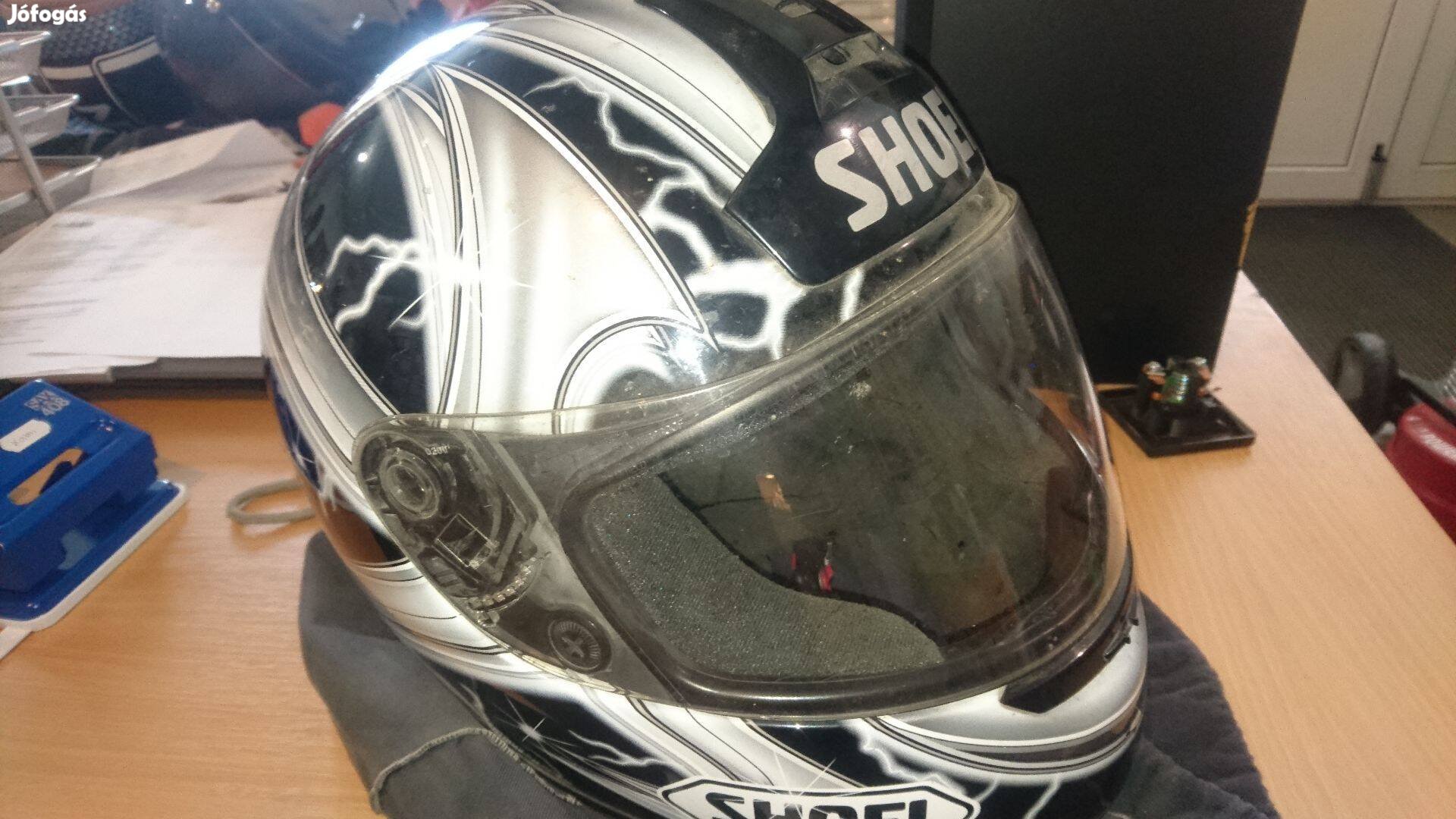 Zárt Shoei sisak