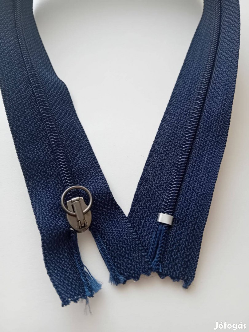 Zárt kék cipzárak, újak, különböző méretben