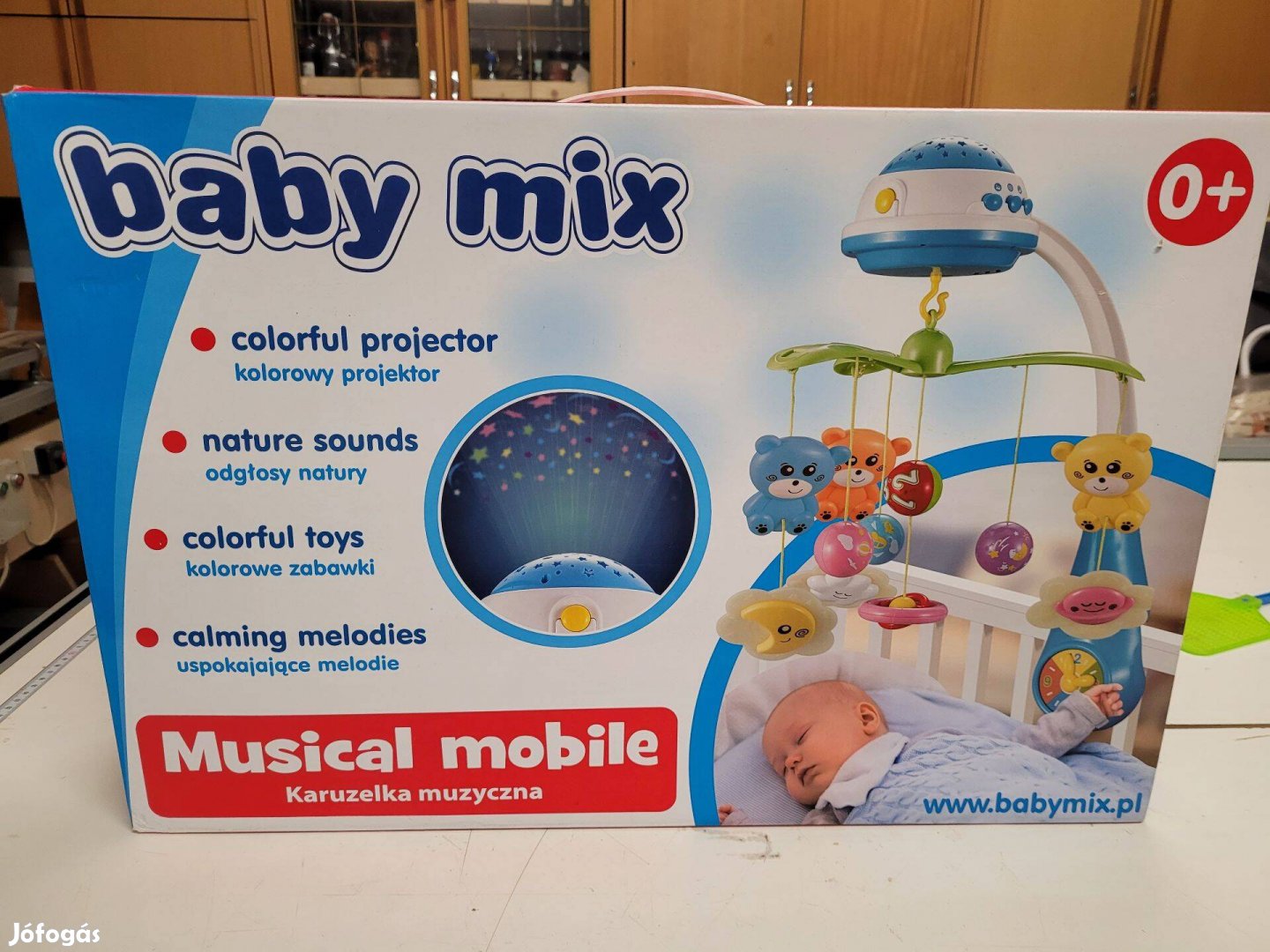 Zenélő Körforgó kiságy fölé Világító Vetítővel Baby Mix - Piros