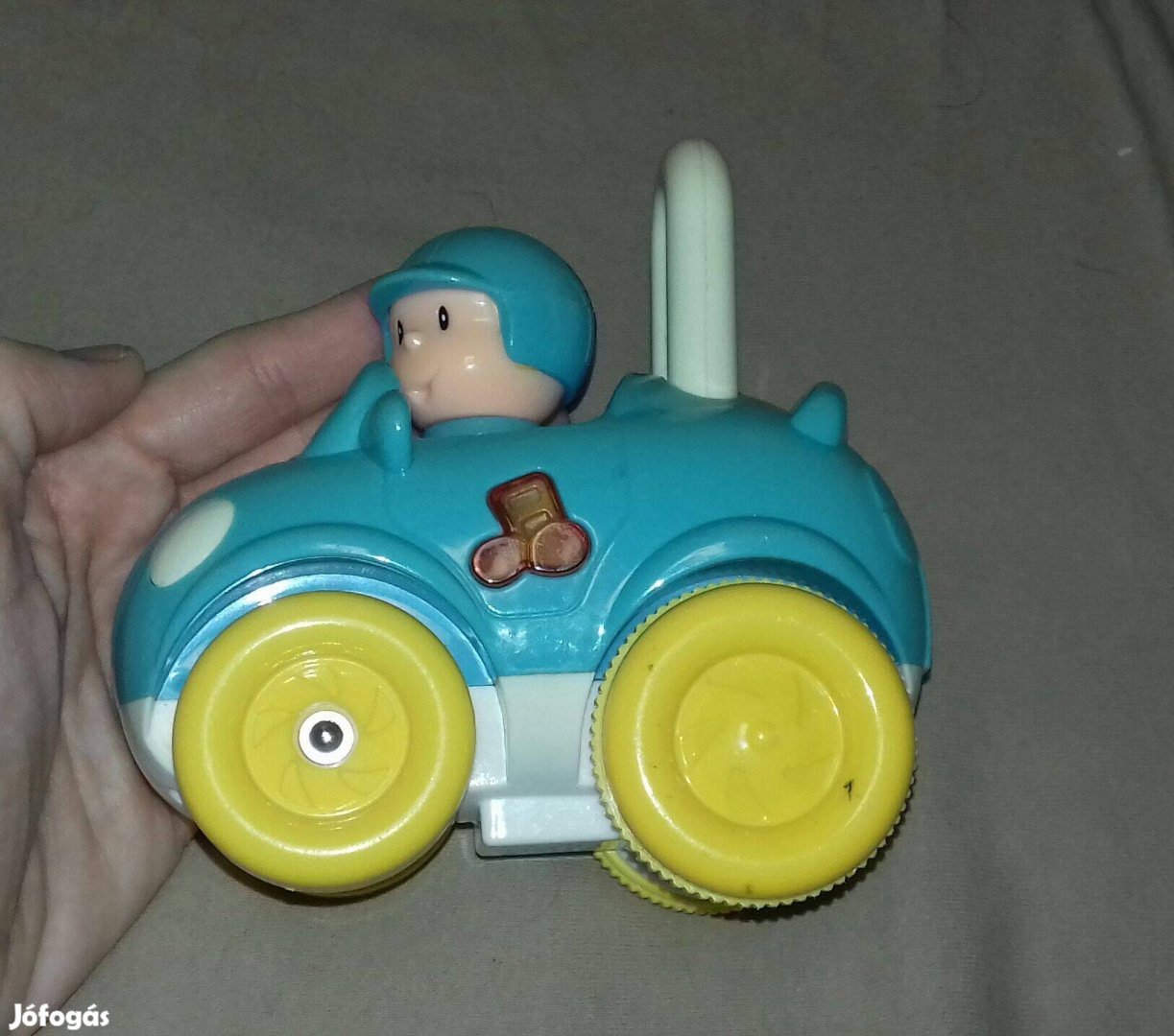 Zenélő Pocoyo autó