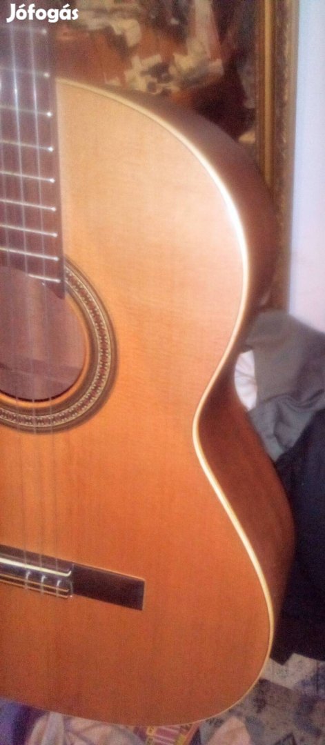 Zengő hangú selyem fényű mahagóni klasszikus gitár+tok