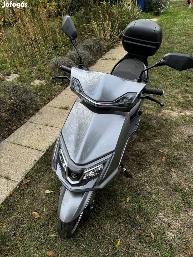 Zetech elektromos robogó 