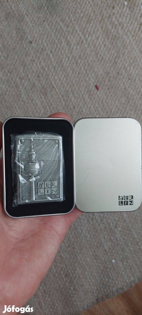 Zippo Berlin'benzines vadiún öngyújtó dobozában!