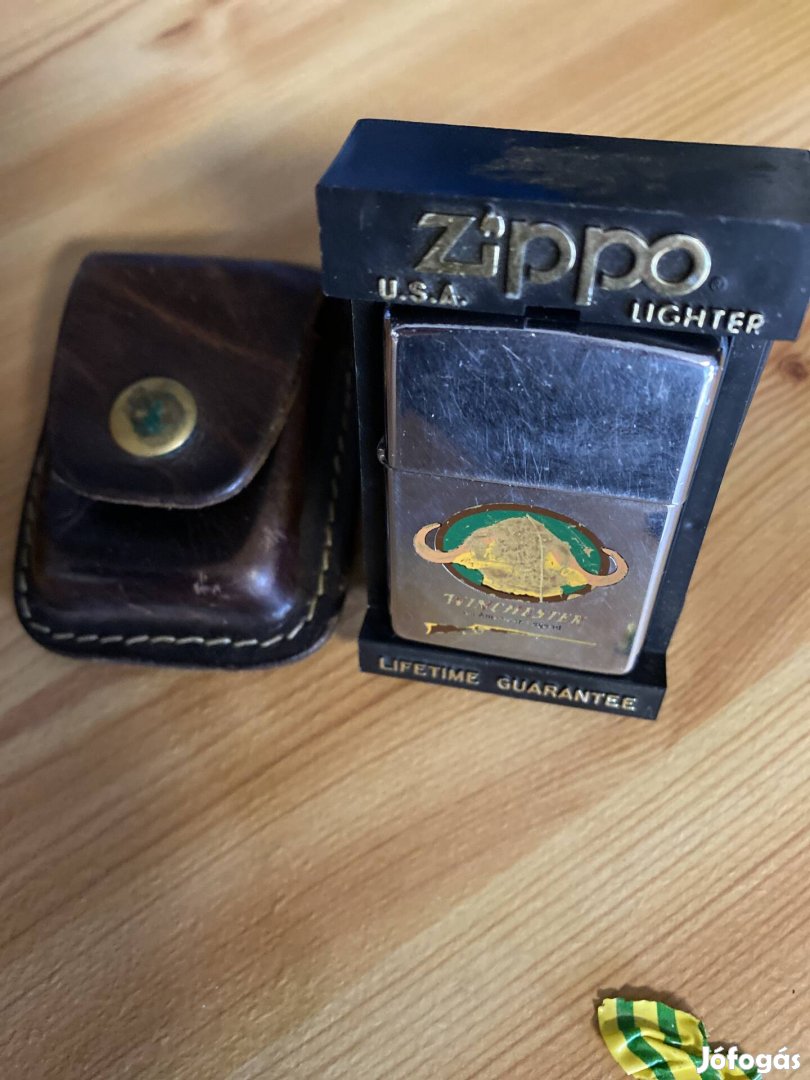 Zippo eladó a képen látható tokkal. 