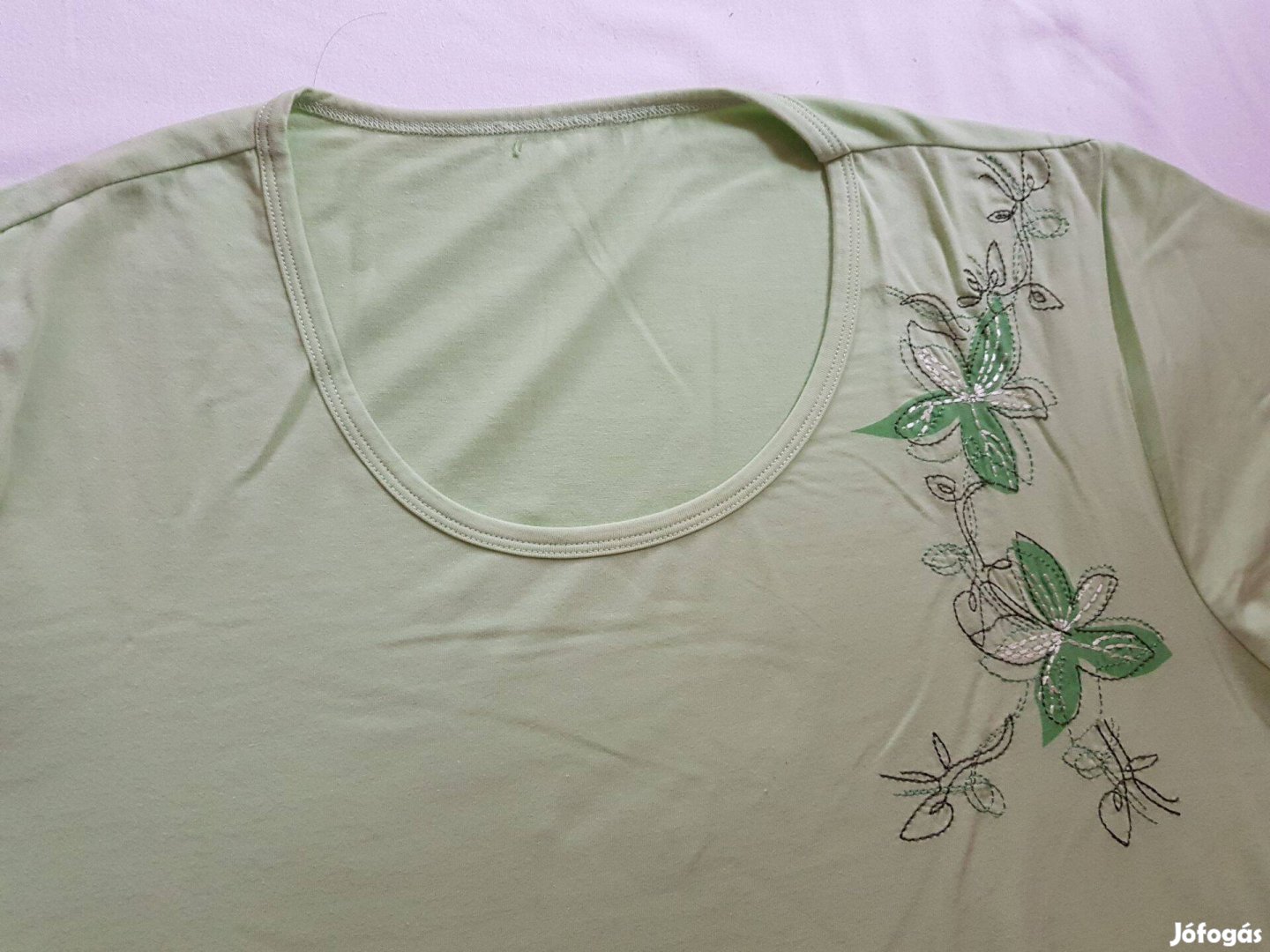 Zöld, vállrészen hímzett rövidujjú női blúz, póló 2XL méret