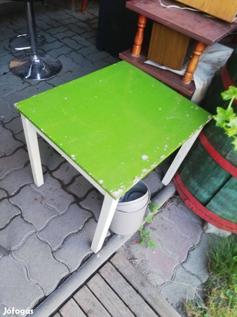 Zöld-fehér kis asztalka, asztal 1000 forintért eladó