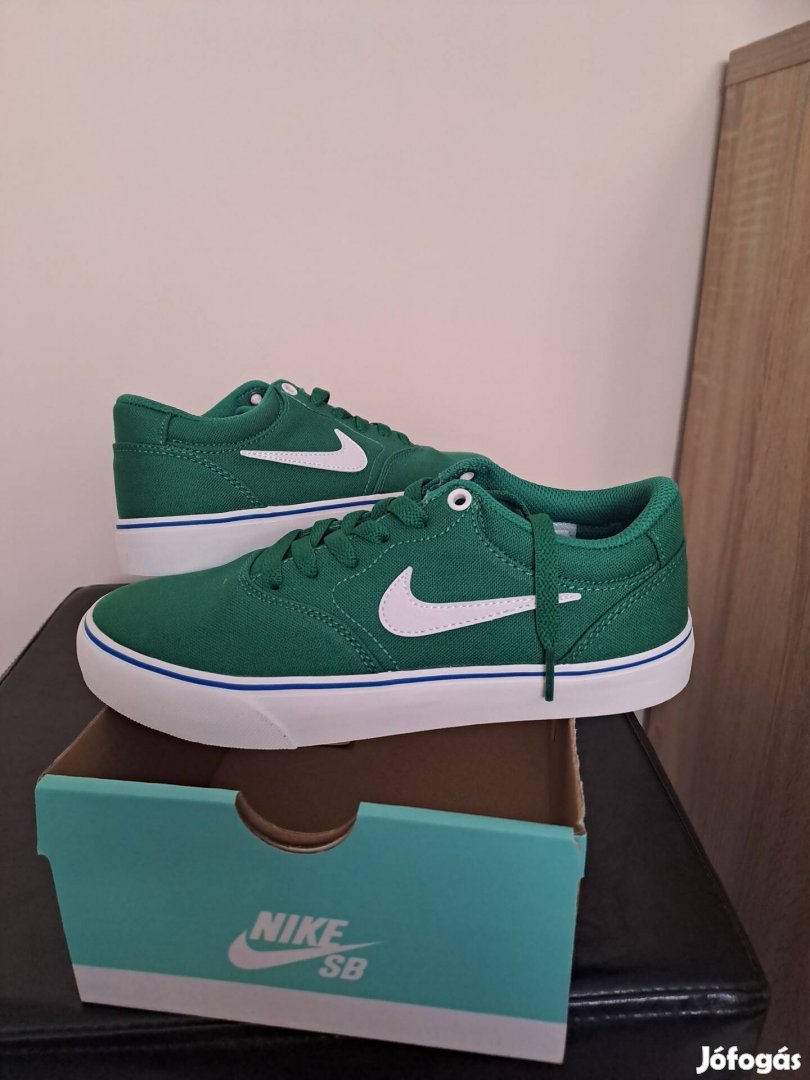 Zöld-fehér színű Nike cipő.  Új. 