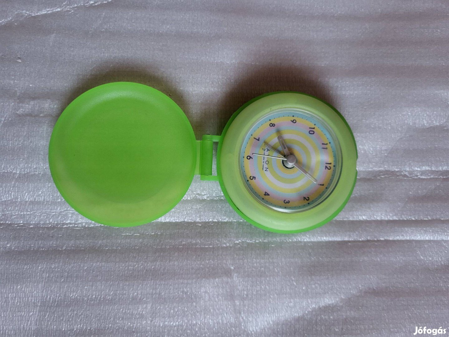 Zöld mini utazóébresztő óra összecsukható tokban, analóg