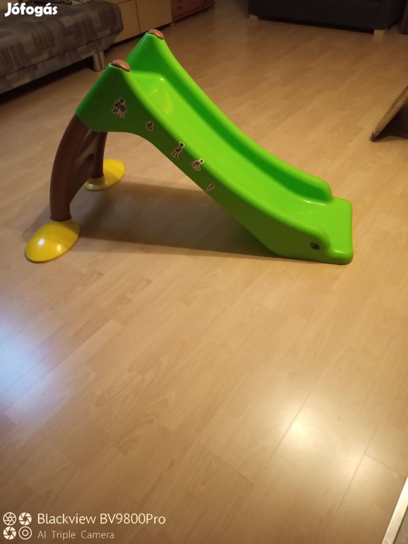 Zöld műanyag csúszda