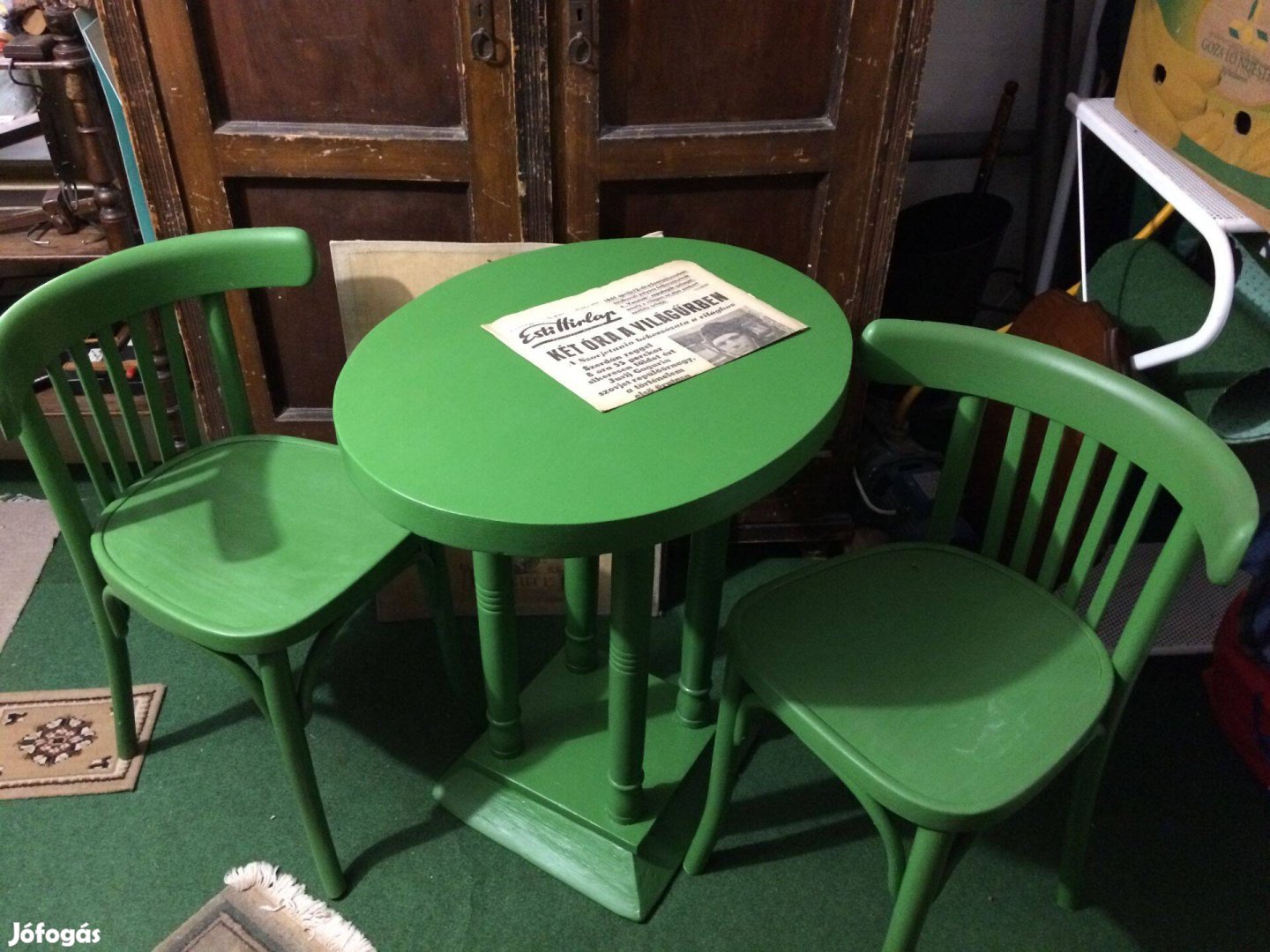 Zöld oválasztal 2 db székkel