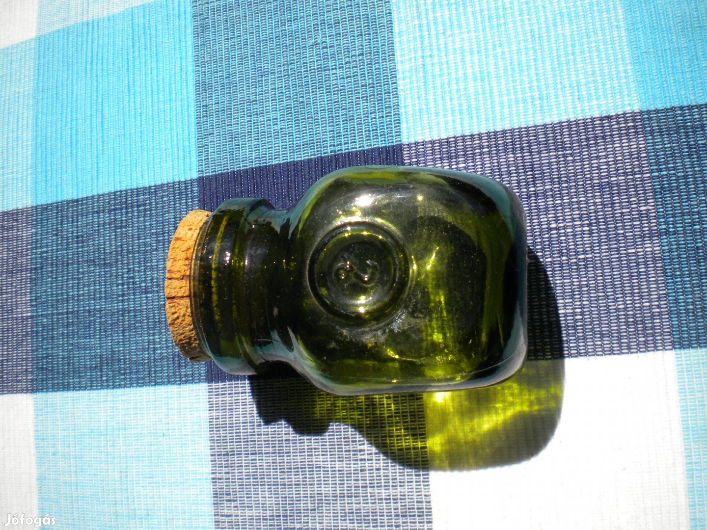 Zöld pecsétes kis üveg parafadugóval szögletes huta üveg