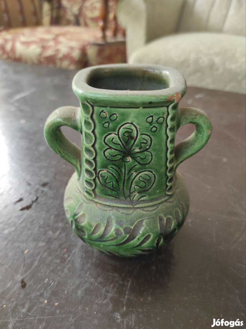 Zöld színű kerámia váza