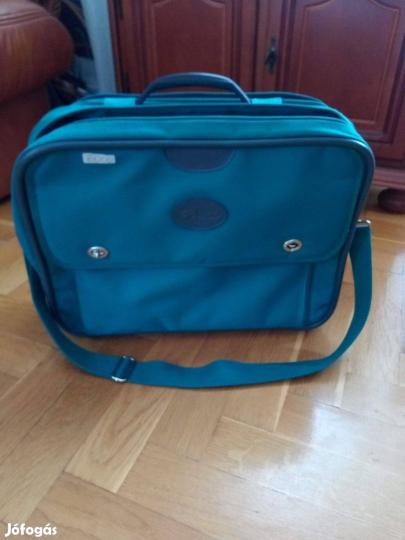 Zöld szinű utazó táska