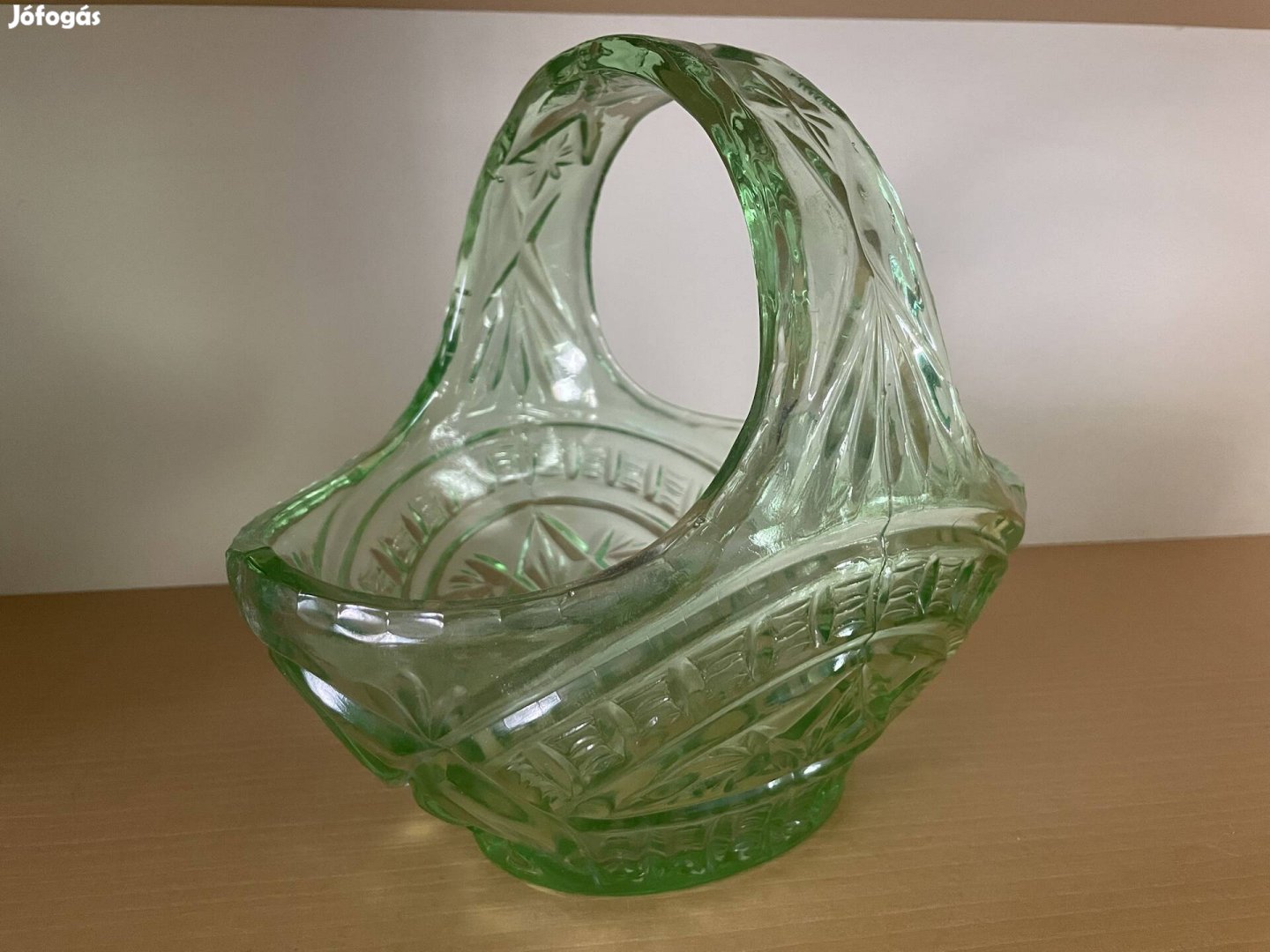 Zöld színű üveg kosár