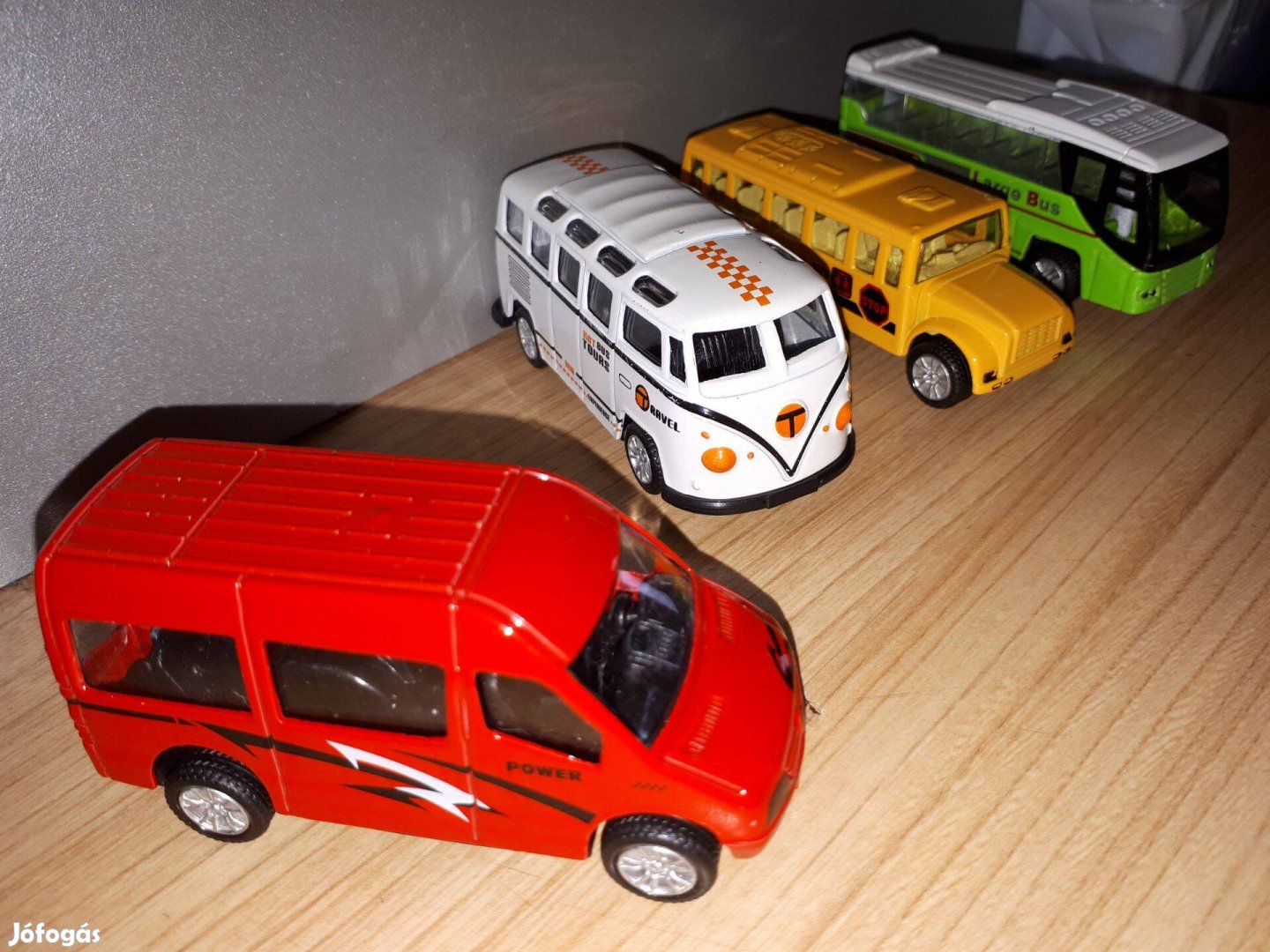 Zöld vagy egyéb fém busz 8 cm