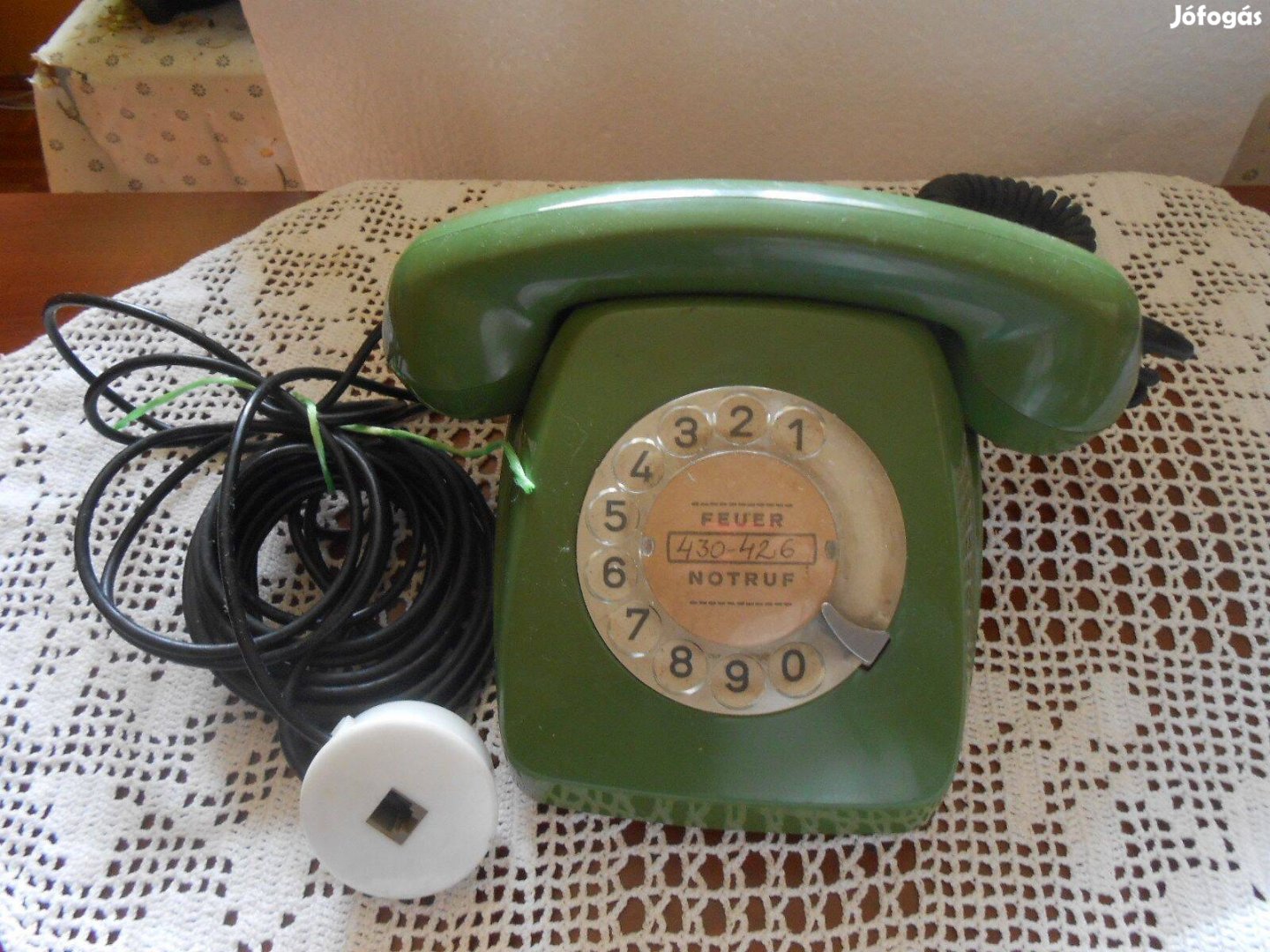 Zöld vezetékes telefon retró