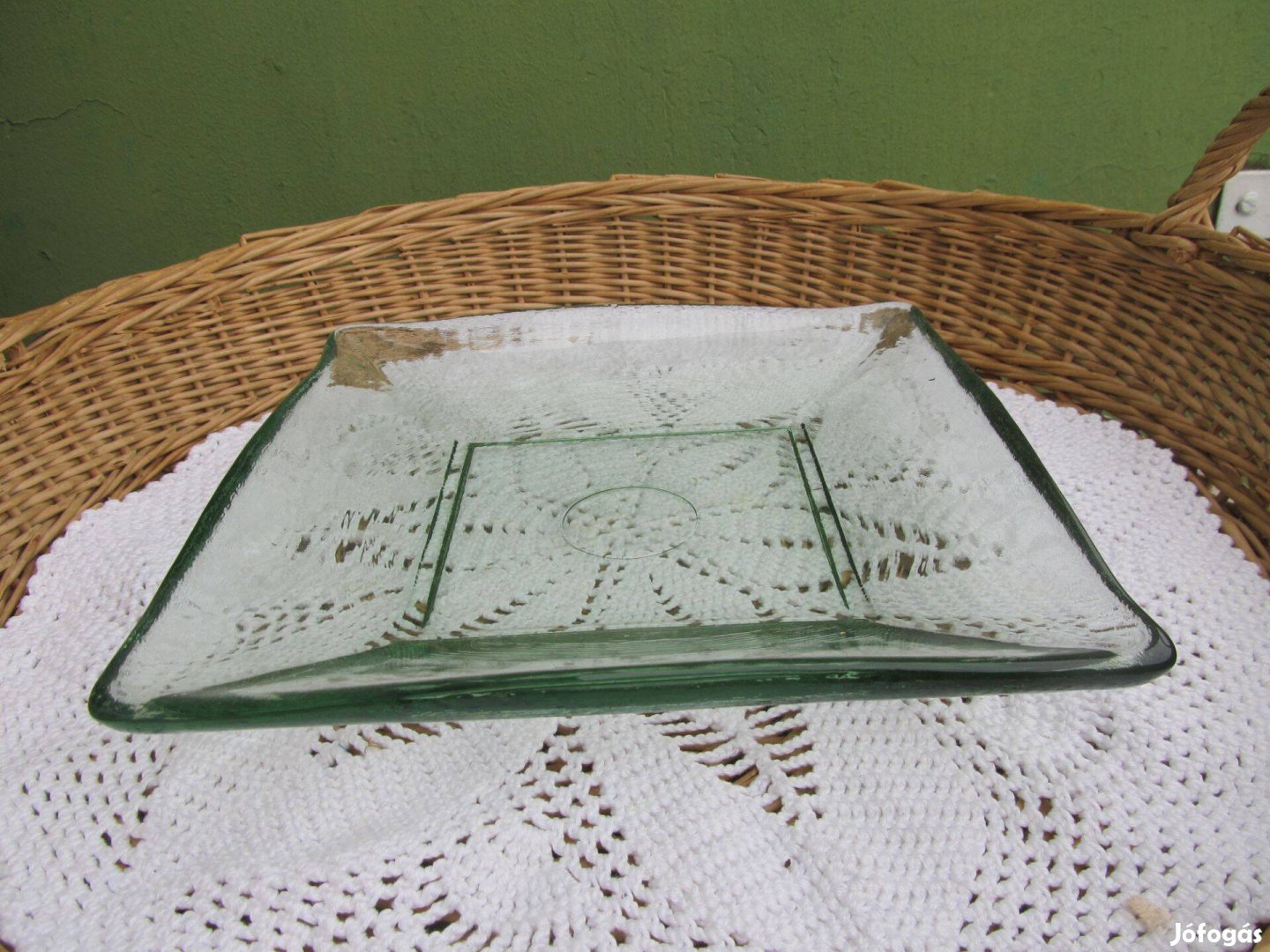Zöldes árnyalatú öntött üveg kínáló tál