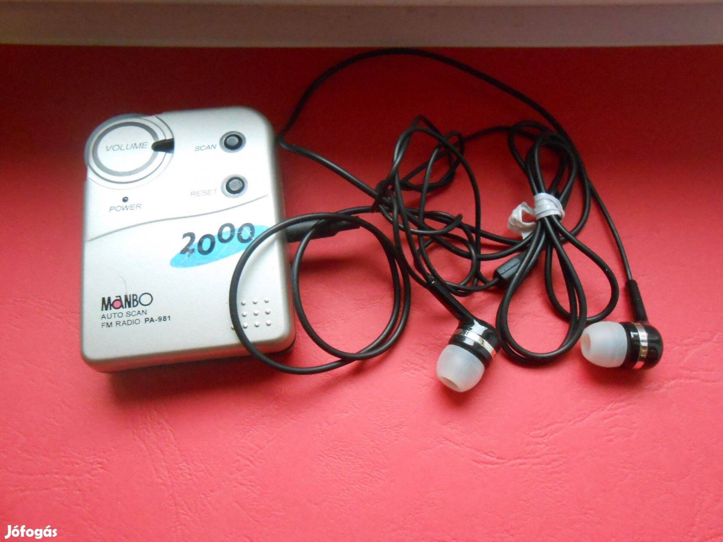 Zsebrádió:Manbo 2000, működő régi kisrádió fülhallgatóval
