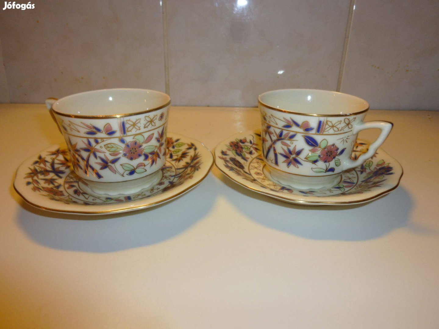 Zsolnai porcelán aranyozott szegélyű csészék kistányérral eladók