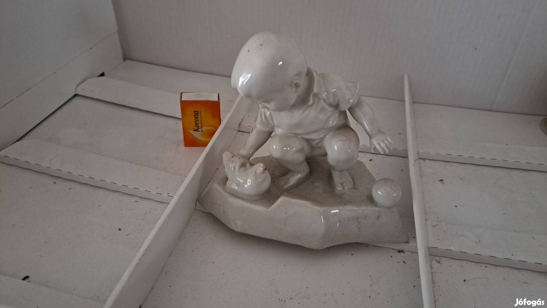 Zsolnay Sinkó András porcelán tyúkot simogató kisfiú.