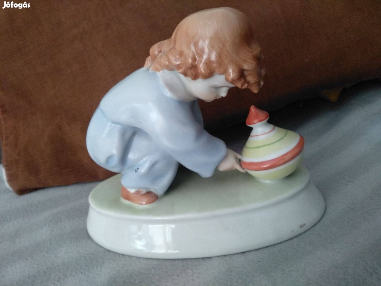 Zsolnay búgócsigás fiú porcelán