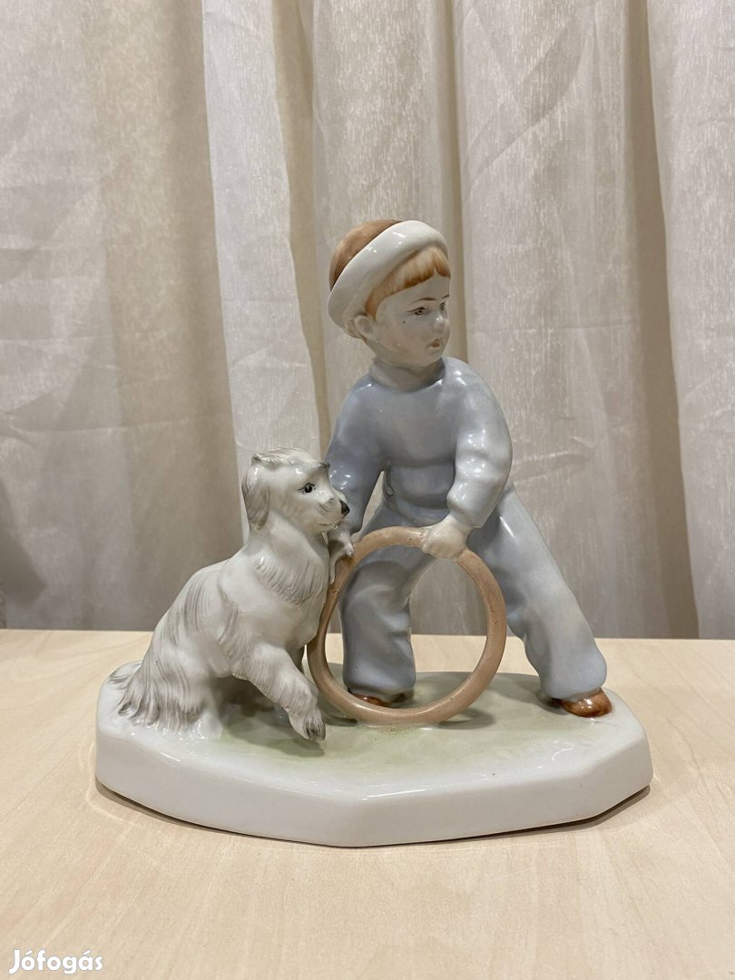 Zsolnay figurális porcelán - Karikázó fiú kutyával