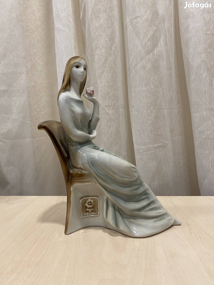 Zsolnay figurális porcelán - Zöldruhás ülő nő