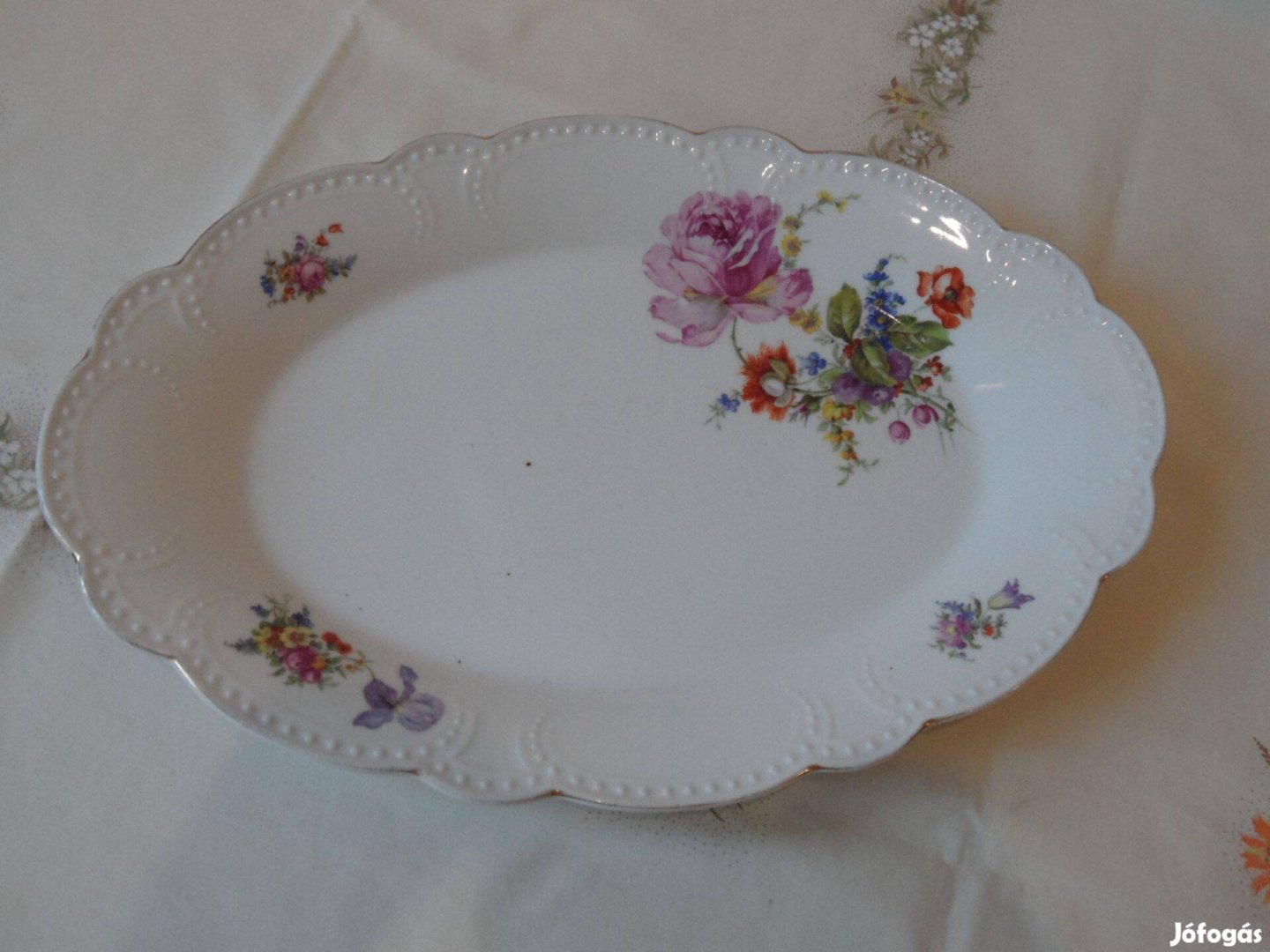 Zsolnay gyöngyös, virágos porcelán pecsenyéstál