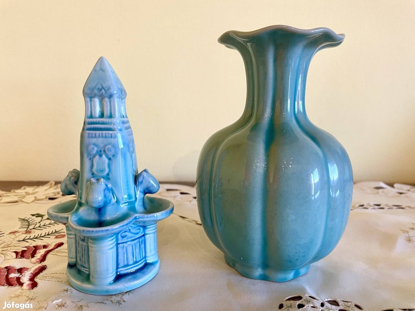 Zsolnay kék alapmázas kút és gerezdes váza