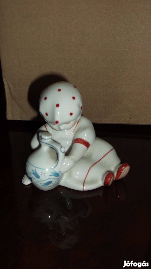 Zsolnay korsós kislány porcelán figura