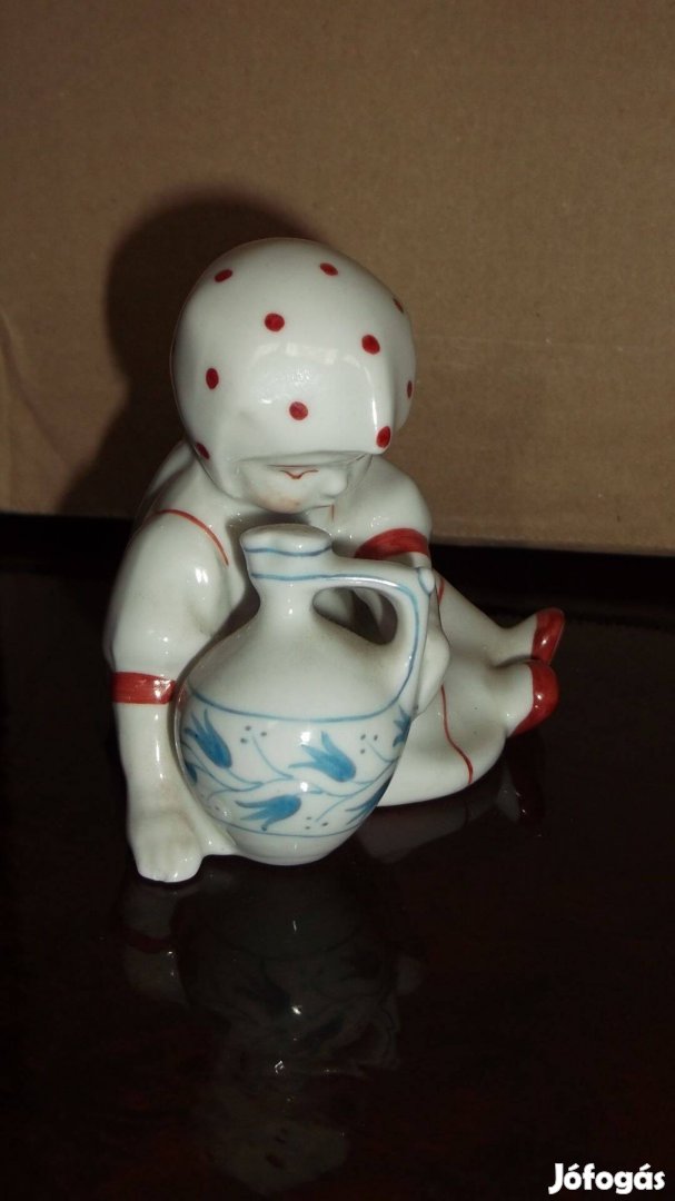 Zsolnay korsós kislány porcelán figura