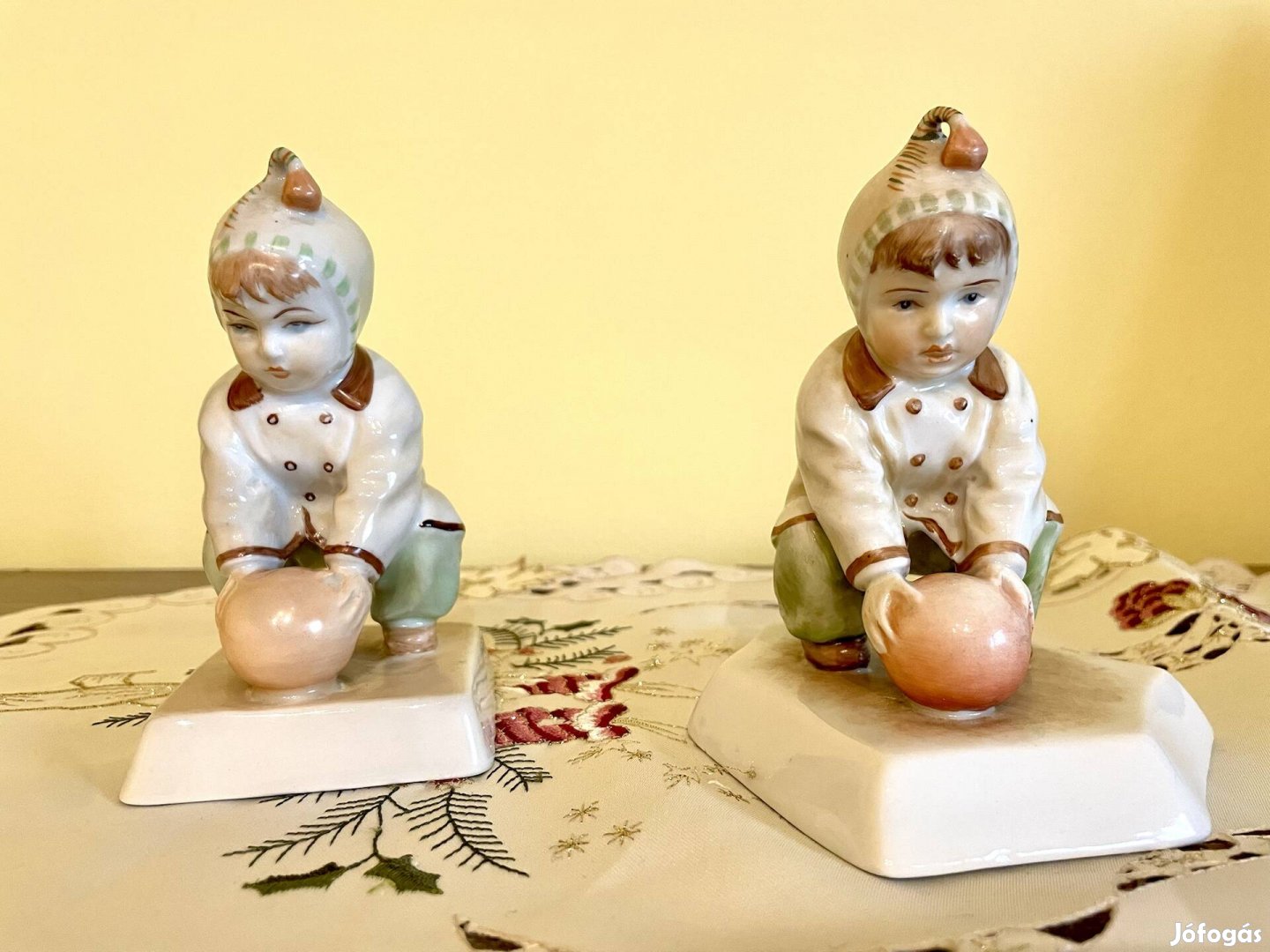 Zsolnay labdázó gyermek porcelán figura változatok