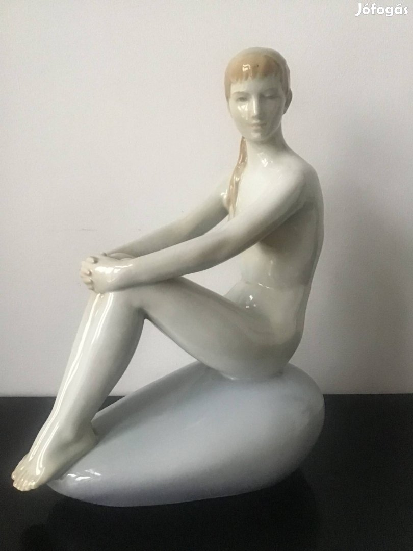 Zsolnay porcelán 32cm.Török János kövön ülő nö